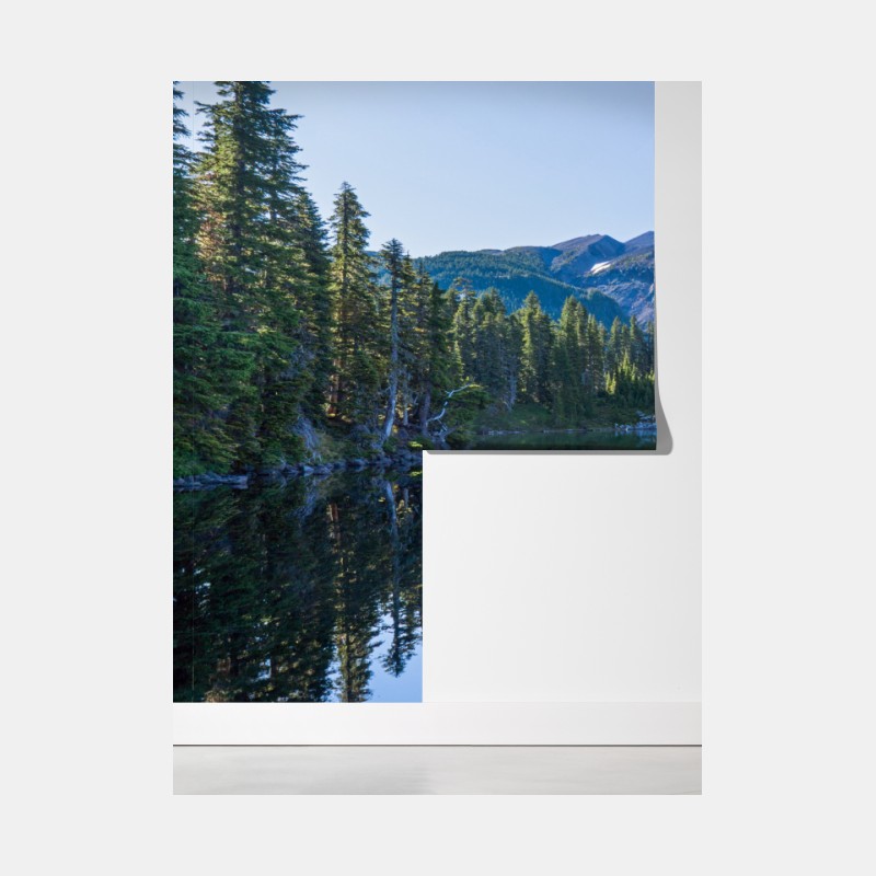 Fototapeta spokojne górskie jezioro z lustrzanym odbiciem – Wallissimo® Fototapeta spokojne górskie jezioro z lustrzanym odbiciem – Wallissimo®