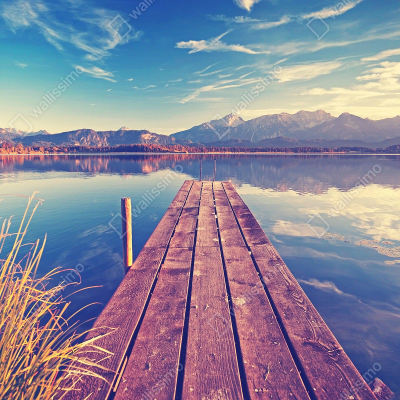 Fototapeta drewniany pomost nad górskim jeziorem – Wallissimo® Fototapeta drewniany pomost nad górskim jeziorem – Wallissimo®