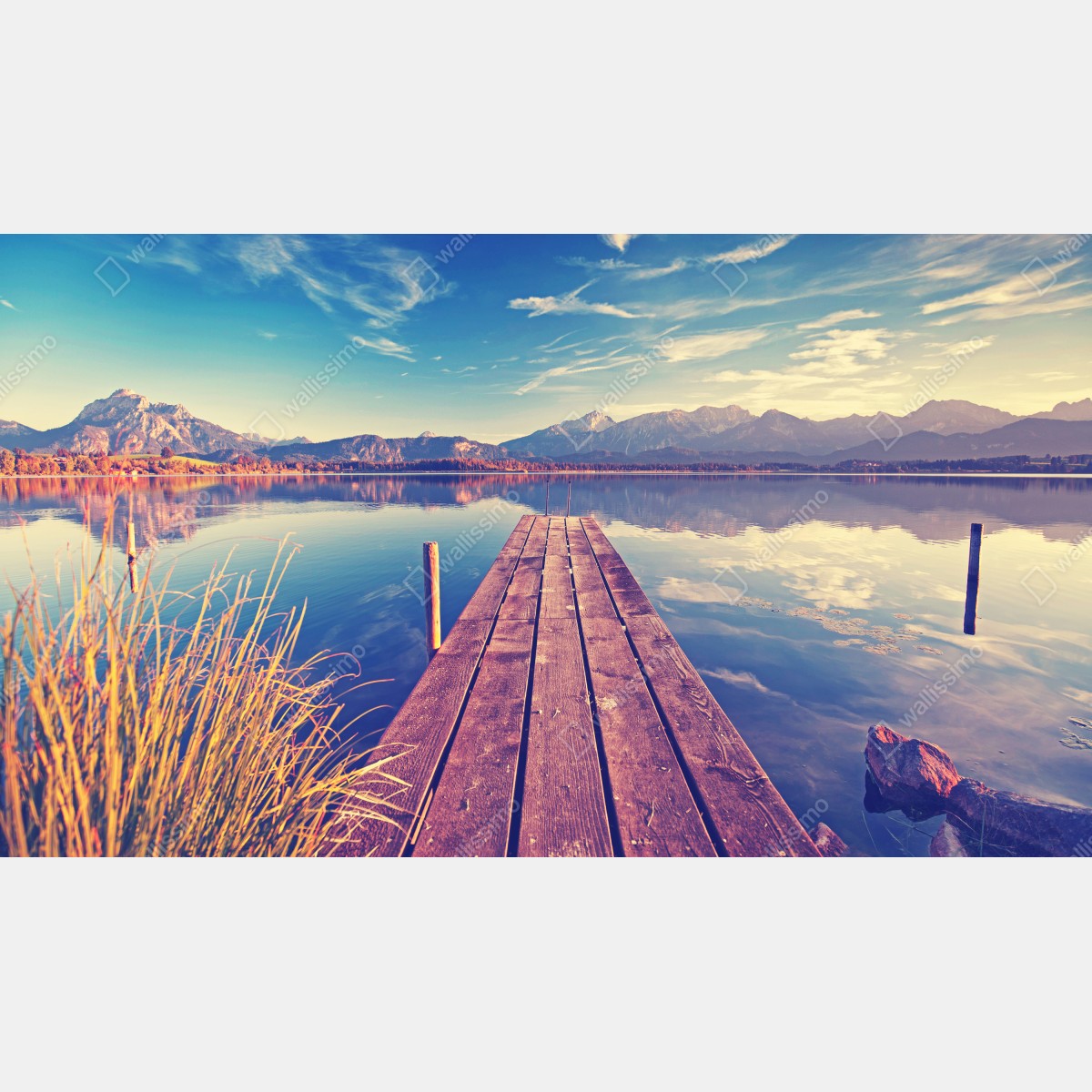 Fototapeta drewniany pomost nad górskim jeziorem – Wallissimo® Fototapeta drewniany pomost nad górskim jeziorem – Wallissimo®