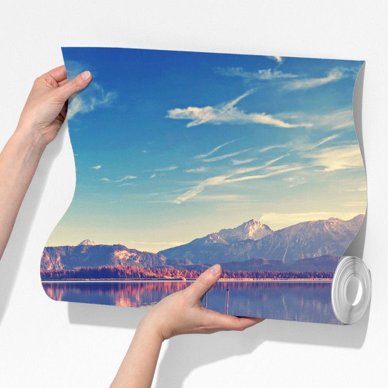 Fototapeta drewniany pomost nad górskim jeziorem – Wallissimo® Fototapeta drewniany pomost nad górskim jeziorem – Wallissimo®