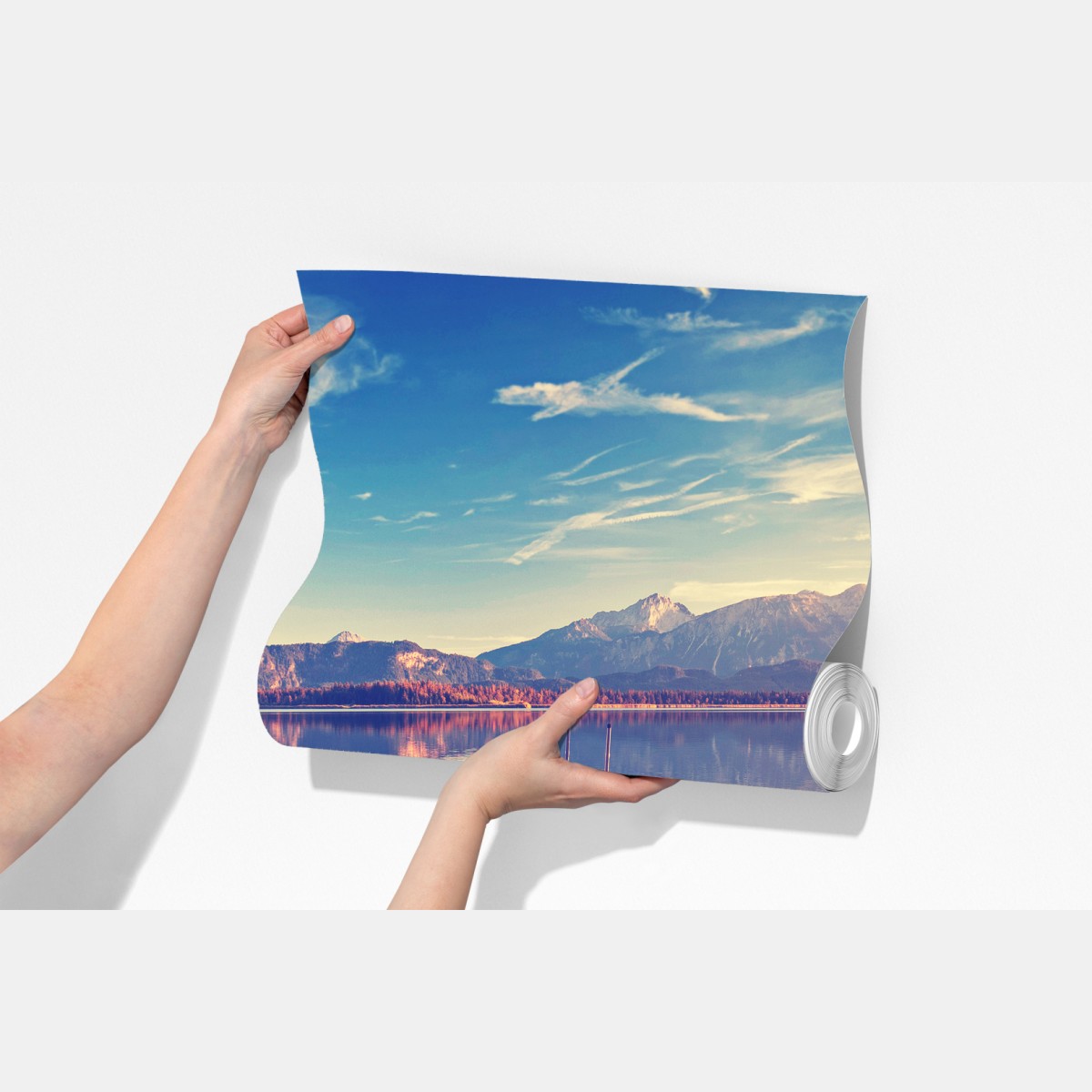 Fototapeta drewniany pomost nad górskim jeziorem – Wallissimo® Fototapeta drewniany pomost nad górskim jeziorem – Wallissimo®