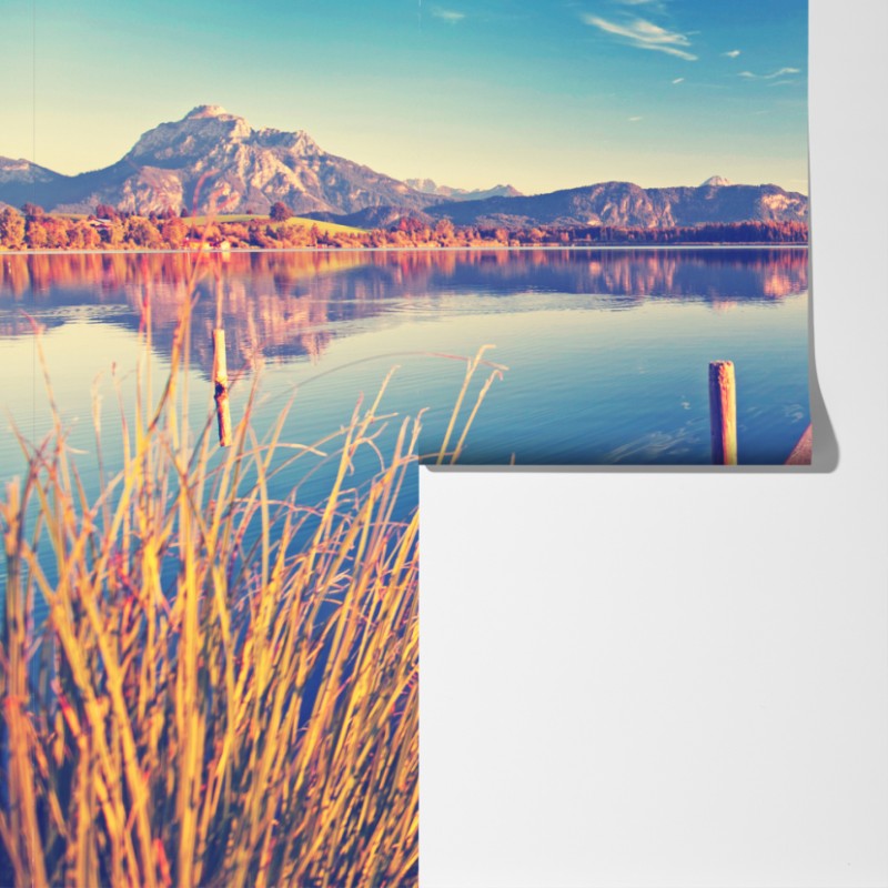 Fototapeta drewniany pomost nad górskim jeziorem – Wallissimo® Fototapeta drewniany pomost nad górskim jeziorem – Wallissimo®