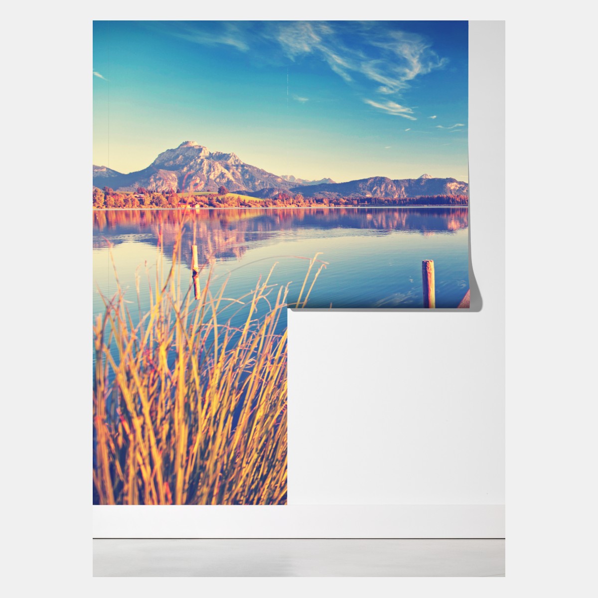 Fototapeta drewniany pomost nad górskim jeziorem – Wallissimo® Fototapeta drewniany pomost nad górskim jeziorem – Wallissimo®