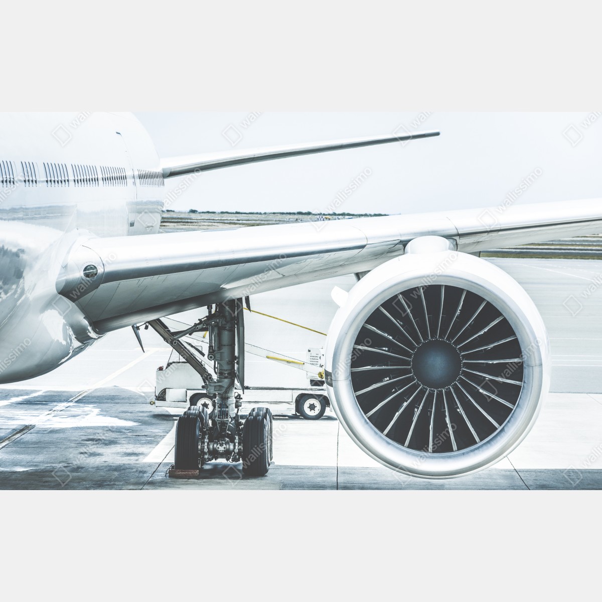 Fototapeta zbliżenie silnika odrzutowego na terminalu – Wallissimo® Fototapeta zbliżenie silnika odrzutowego na terminalu – Wallissimo®