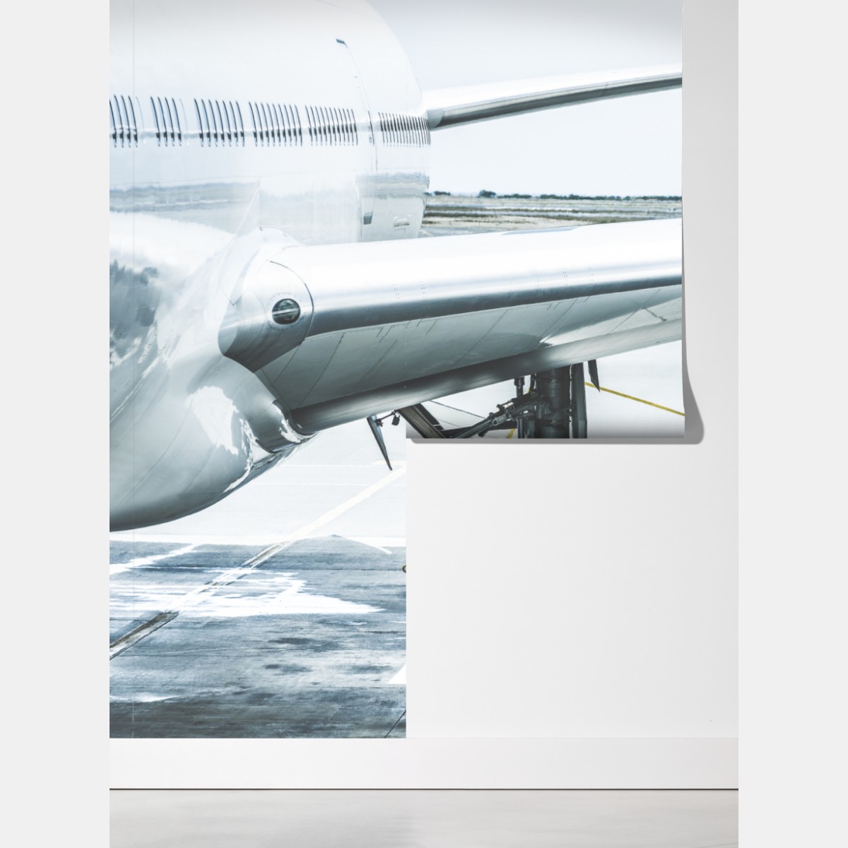 Fototapeta zbliżenie silnika odrzutowego na terminalu – Wallissimo® Fototapeta zbliżenie silnika odrzutowego na terminalu – Wallissimo®