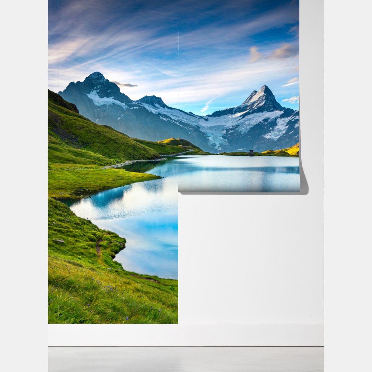 Fototapeta spokojne alpejskie jezioro pod szczytem Wetterhorn, Szwajcaria – Wallissimo® Fototapeta spokojne alpejskie jezioro pod szczytem Wetterhorn, Szwajcaria – Wallissimo®