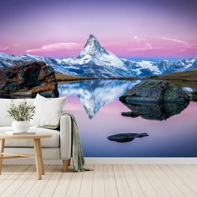 Fototapeta majestatyczny alpejski szczyt odbity w spokojnym jeziorze – Wallissimo® Fototapeta majestatyczny alpejski szczyt odbity w spokojnym jeziorze – Wallissimo®