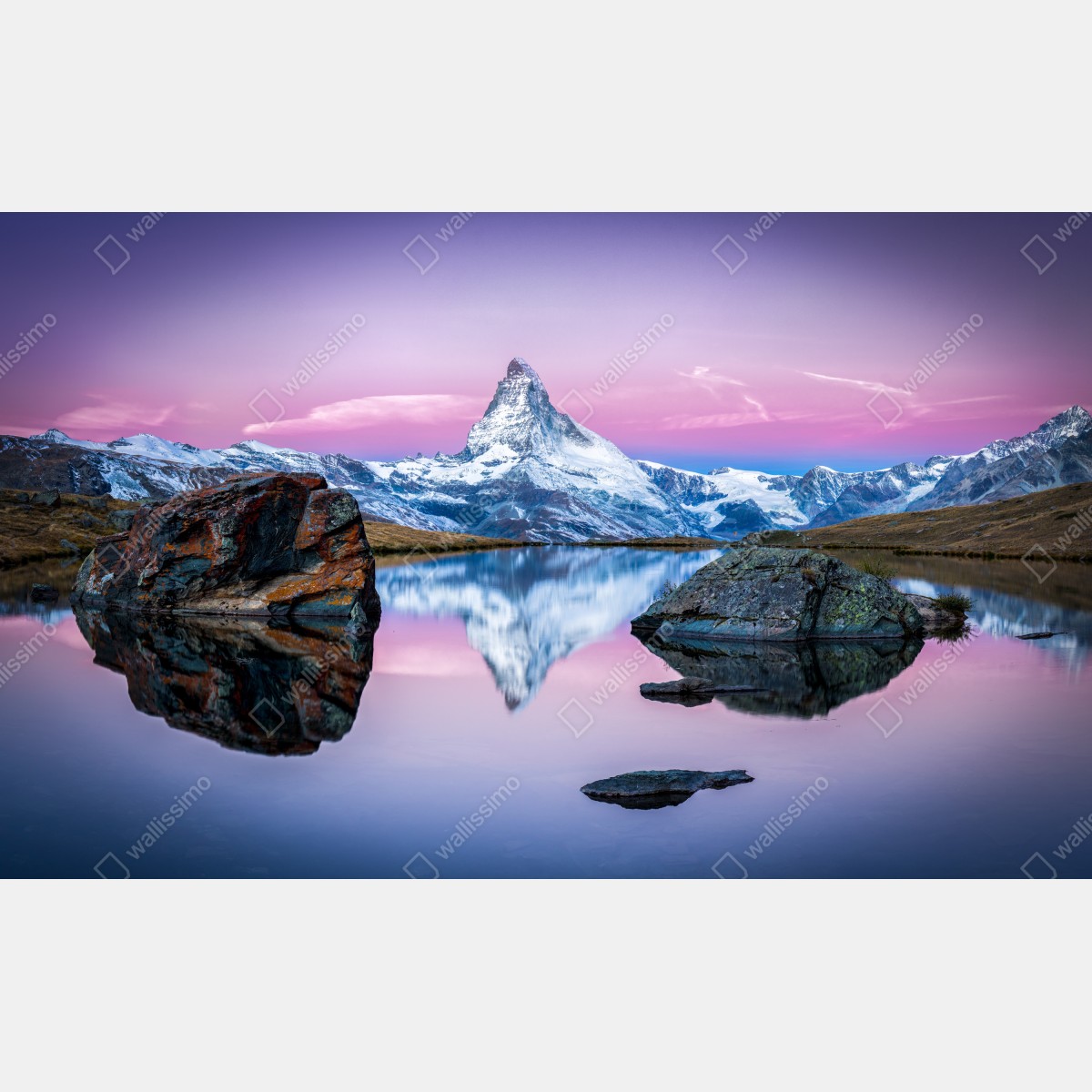 Fototapeta majestatyczny alpejski szczyt odbity w spokojnym jeziorze – Wallissimo® Fototapeta majestatyczny alpejski szczyt odbity w spokojnym jeziorze – Wallissimo®