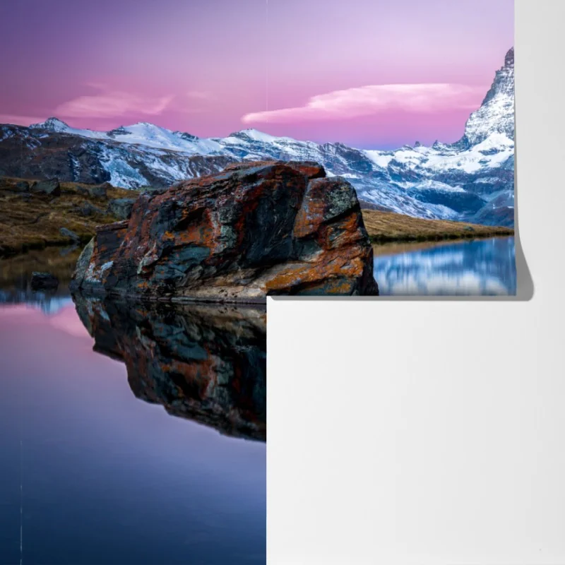 Fototapeta majestatyczny alpejski szczyt odbity w spokojnym jeziorze – Wallissimo® Fototapeta majestatyczny alpejski szczyt odbity w spokojnym jeziorze – Wallissimo®