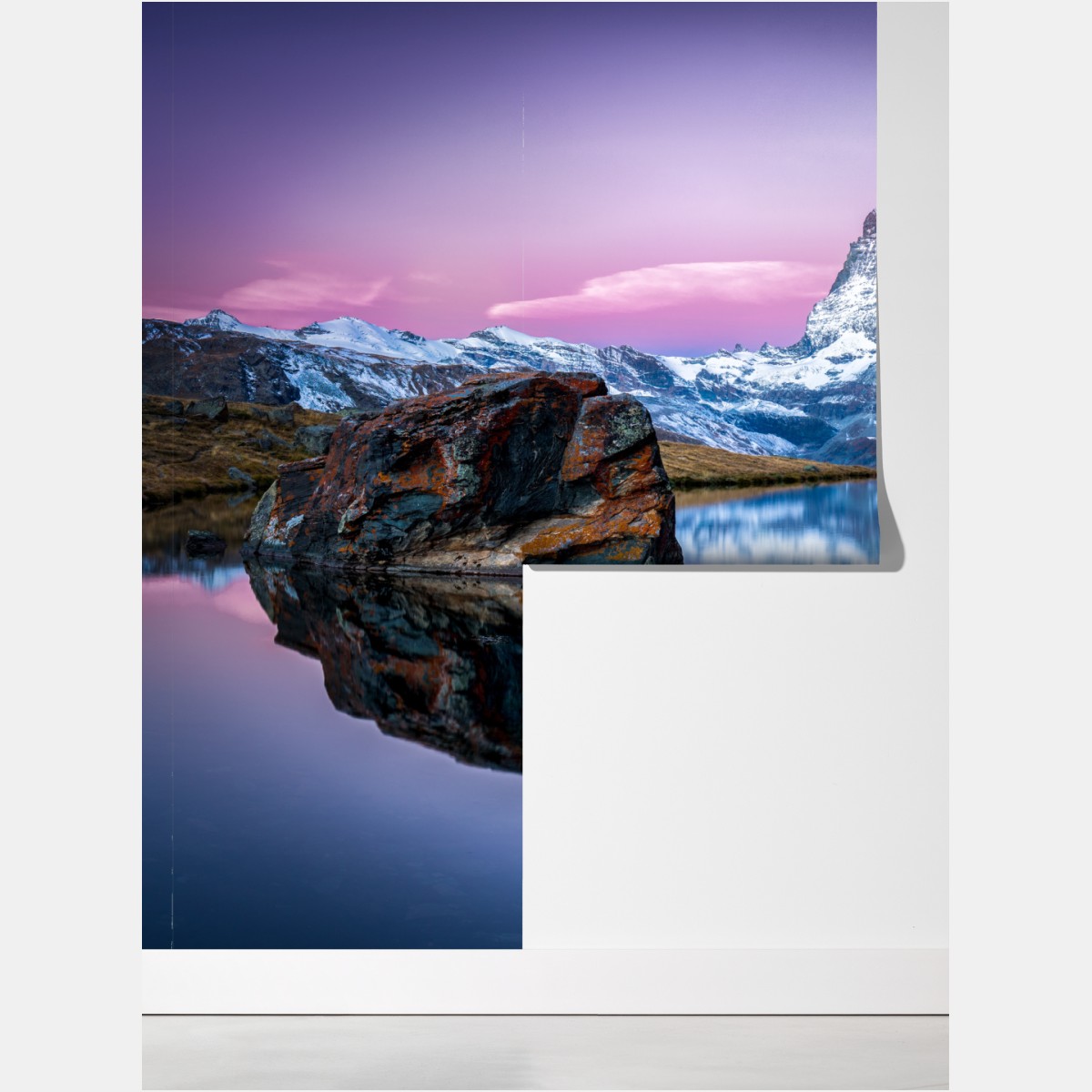 Fototapeta majestatyczny alpejski szczyt odbity w spokojnym jeziorze – Wallissimo® Fototapeta majestatyczny alpejski szczyt odbity w spokojnym jeziorze – Wallissimo®