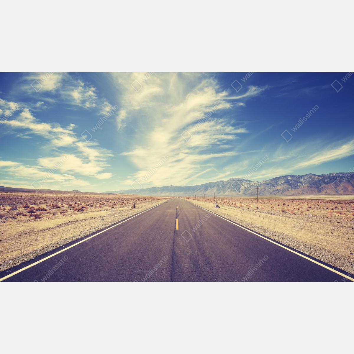 Fototapeta vintage wiejska droga pod rozległym niebem – Wallissimo® Fototapeta vintage wiejska droga pod rozległym niebem – Wallissimo®