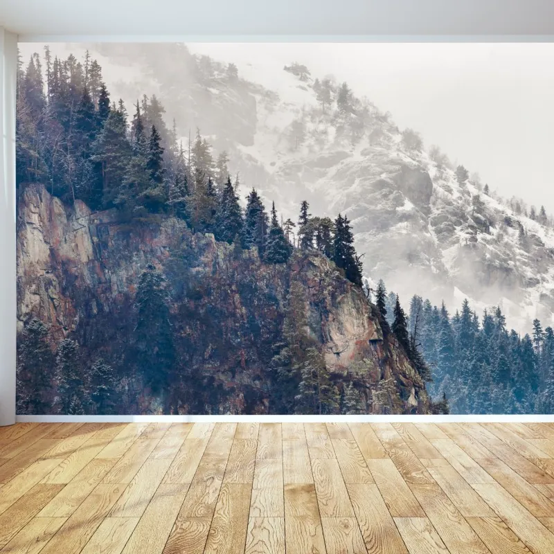 Fototapeta mglista góra z urwiskiem i sosnowym lasem