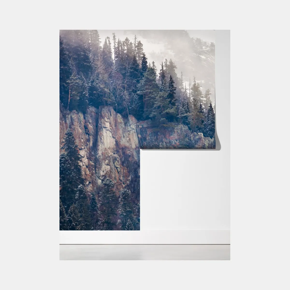 Fototapeta mglista góra z urwiskiem i sosnowym lasem – Wallissimo® Fototapeta mglista góra z urwiskiem i sosnowym lasem – Wallissimo®