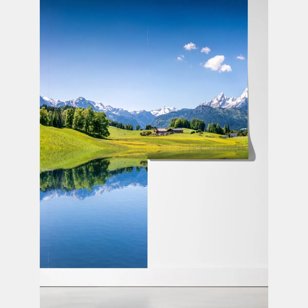 Fototapeta alpejskie szczyty odbite w spokojnym jeziorze – Wallissimo® Fototapeta alpejskie szczyty odbite w spokojnym jeziorze – Wallissimo®