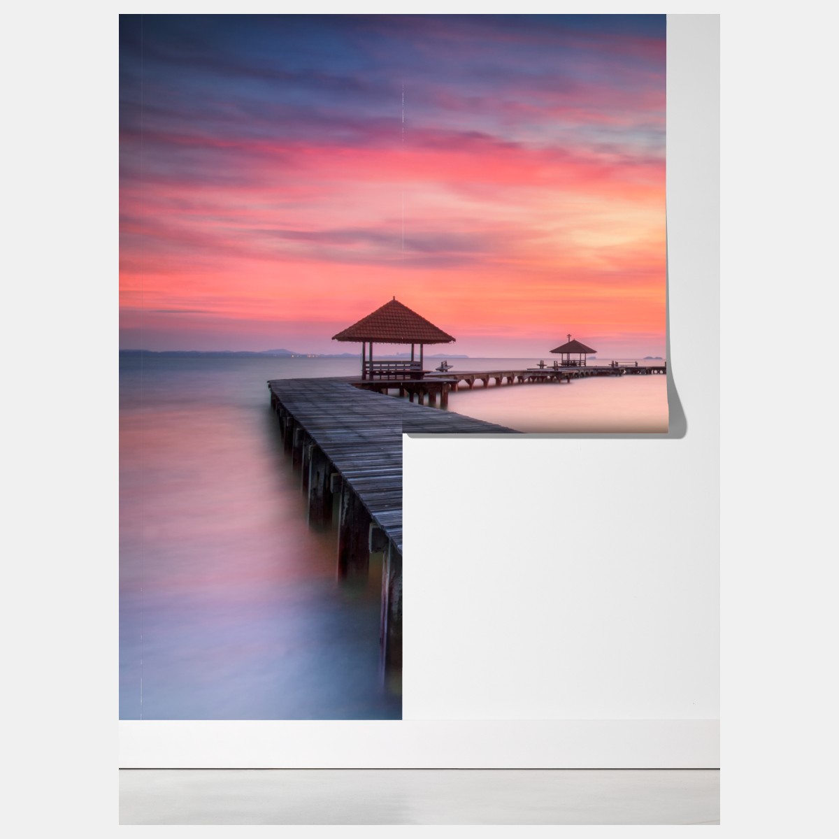 Fototapeta spokojny wschód słońca nad drewnianym molo – Wallissimo® Fototapeta spokojny wschód słońca nad drewnianym molo – Wallissimo®