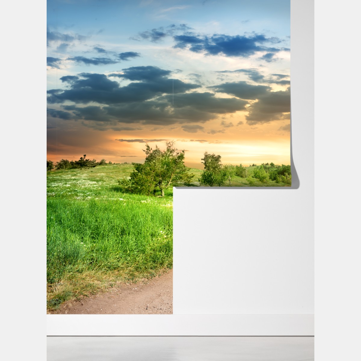 Fototapeta zachód słońca nad polną drogą w zielonej łące – Wallissimo® Fototapeta zachód słońca nad polną drogą w zielonej łące – Wallissimo®