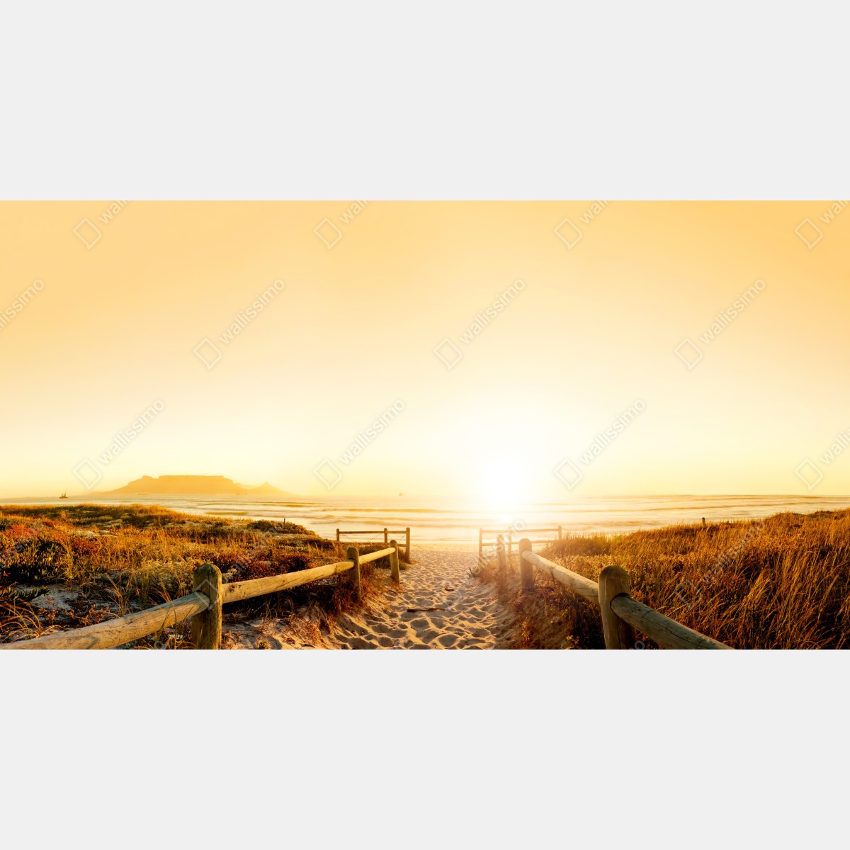 Fototapeta złota panorama zachodu słońca nad plażą z Górą Stołową – Wallissimo® Fototapeta złota panorama zachodu słońca nad plażą z Górą Stołową – Wallissimo®