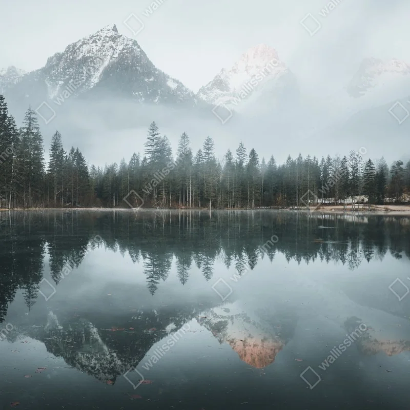 Fototapeta mglista alpejska panorama nad jeziorem – Wallissimo® Fototapeta mglista alpejska panorama nad jeziorem – Wallissimo®