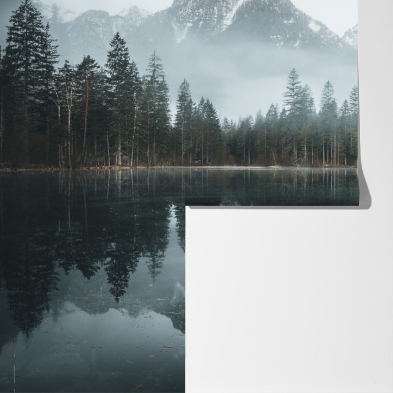 Fototapeta mglista alpejska panorama nad jeziorem – Wallissimo® Fototapeta mglista alpejska panorama nad jeziorem – Wallissimo®