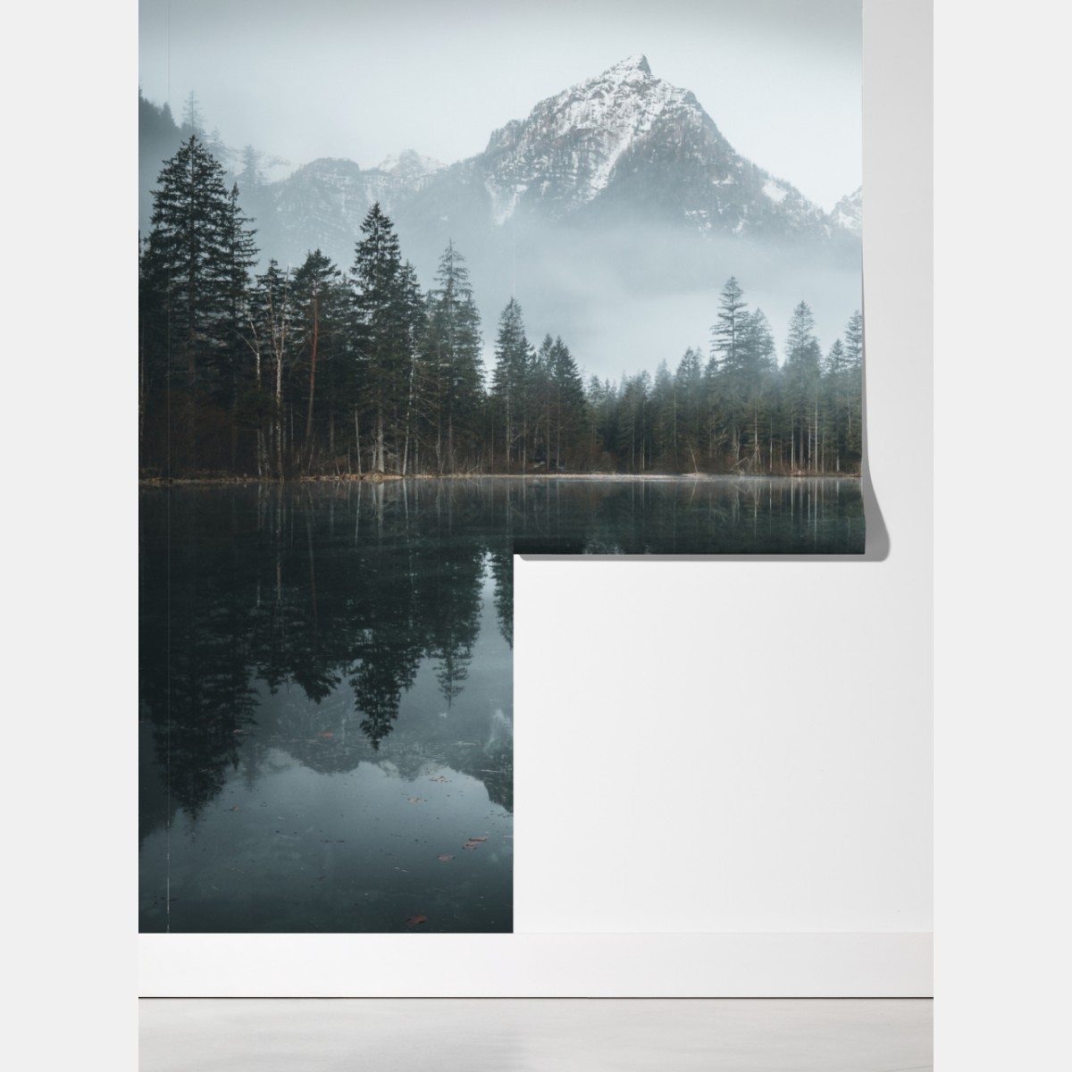 Fototapeta mglista alpejska panorama nad jeziorem – Wallissimo® Fototapeta mglista alpejska panorama nad jeziorem – Wallissimo®