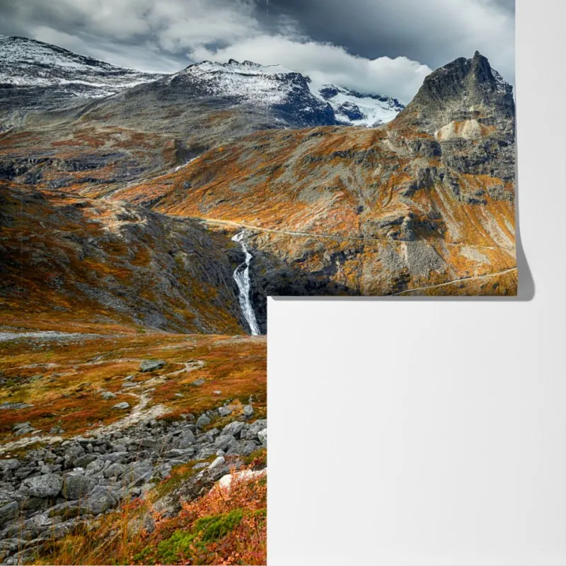 Fototapeta jesienny krajobraz górski z wodospadem i wijącą się drogą – Wallissimo® Fototapeta jesienny krajobraz górski z wodospadem i wijącą się drogą – Wallissimo®