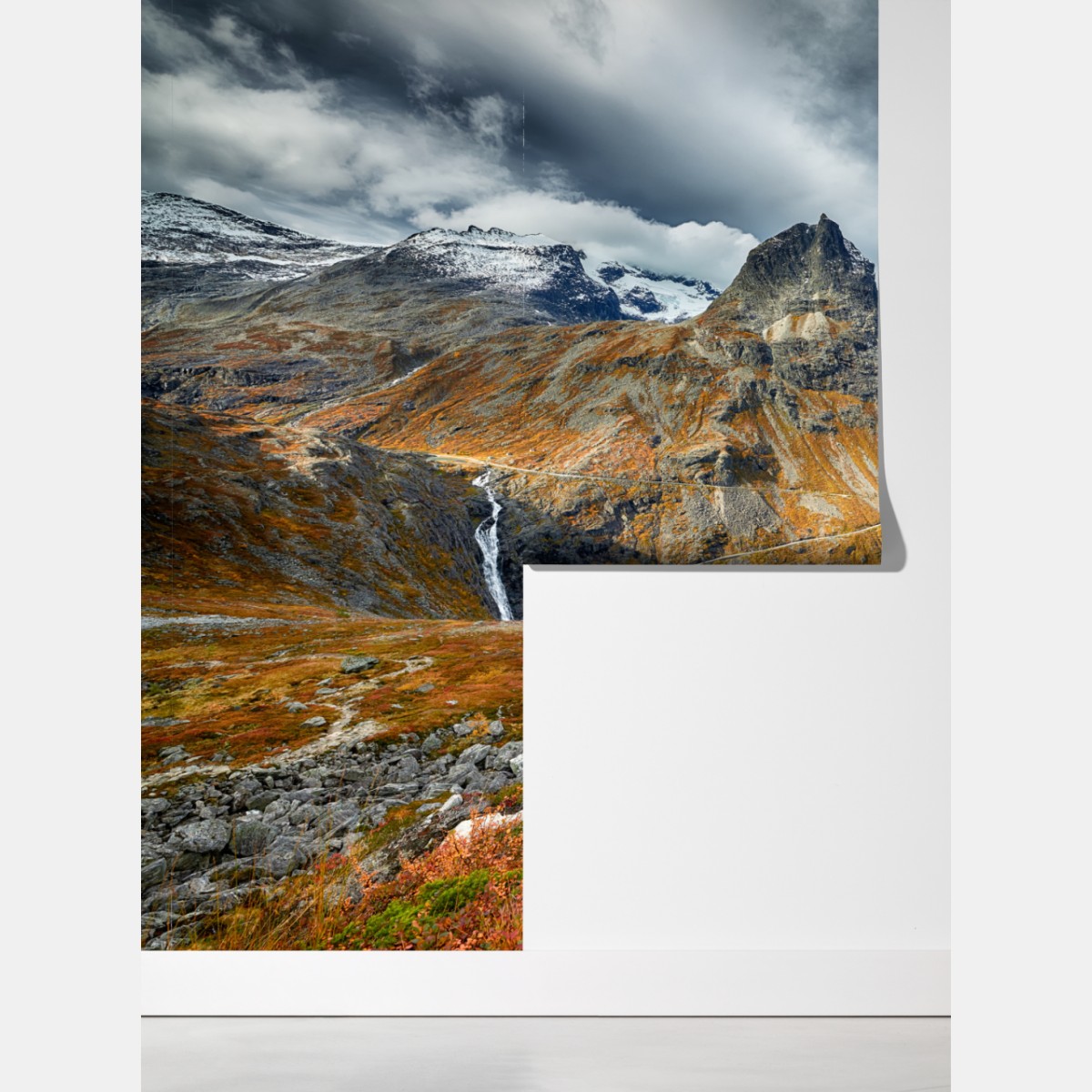 Fototapeta jesienny krajobraz górski z wodospadem i wijącą się drogą – Wallissimo® Fototapeta jesienny krajobraz górski z wodospadem i wijącą się drogą – Wallissimo®