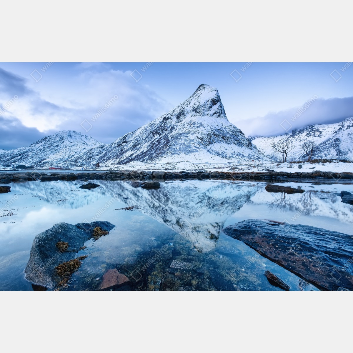 Fototapeta śnieżny szczyt odbity w wodzie, Norwegia – Wallissimo® Fototapeta śnieżny szczyt odbity w wodzie, Norwegia – Wallissimo®