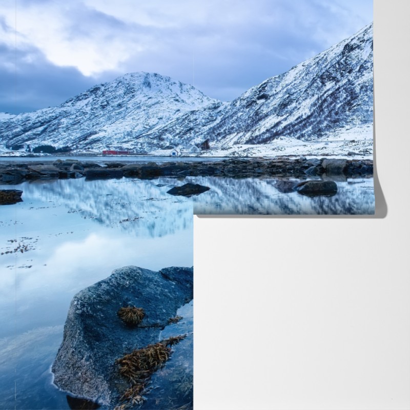 Fototapeta śnieżny szczyt odbity w wodzie, Norwegia – Wallissimo® Fototapeta śnieżny szczyt odbity w wodzie, Norwegia – Wallissimo®