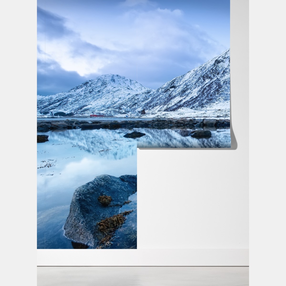 Fototapeta śnieżny szczyt odbity w wodzie, Norwegia – Wallissimo® Fototapeta śnieżny szczyt odbity w wodzie, Norwegia – Wallissimo®