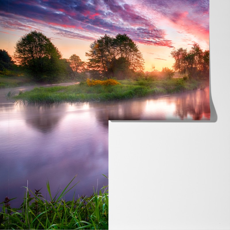 Fototapeta spokojny letni wschód słońca nad brzegiem rzeki – Wallissimo® Fototapeta spokojny letni wschód słońca nad brzegiem rzeki – Wallissimo®