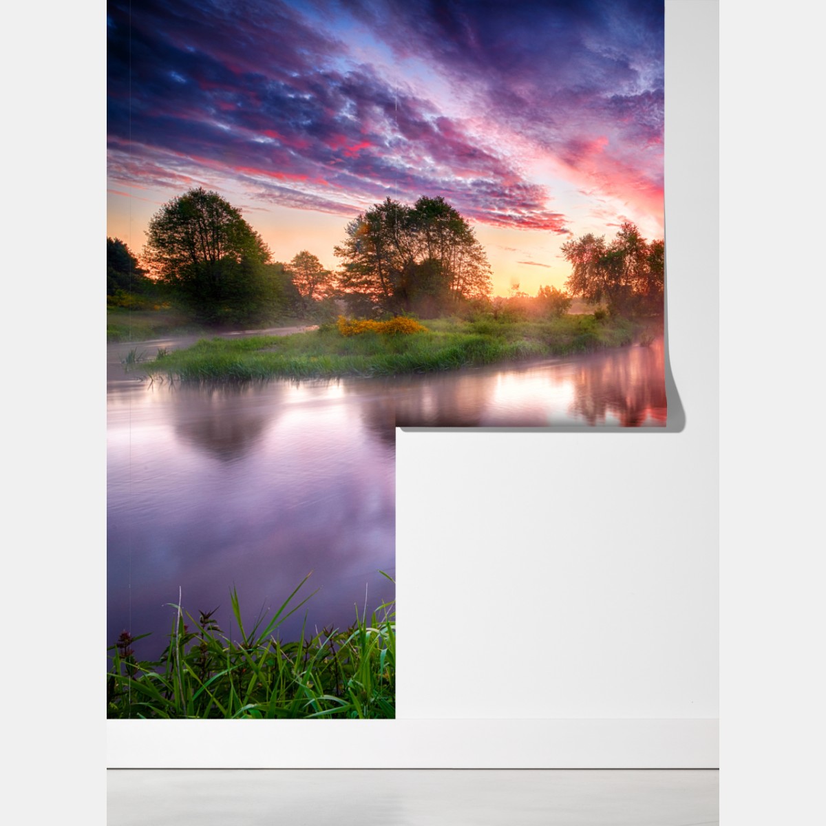 Fototapeta spokojny letni wschód słońca nad brzegiem rzeki – Wallissimo® Fototapeta spokojny letni wschód słońca nad brzegiem rzeki – Wallissimo®