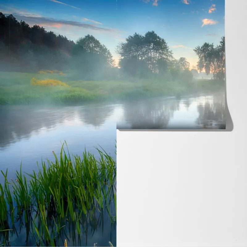 Fototapeta mglista rzeka o wschodzie słońca nad zielonymi brzegami – Wallissimo® Fototapeta mglista rzeka o wschodzie słońca nad zielonymi brzegami – Wallissimo®