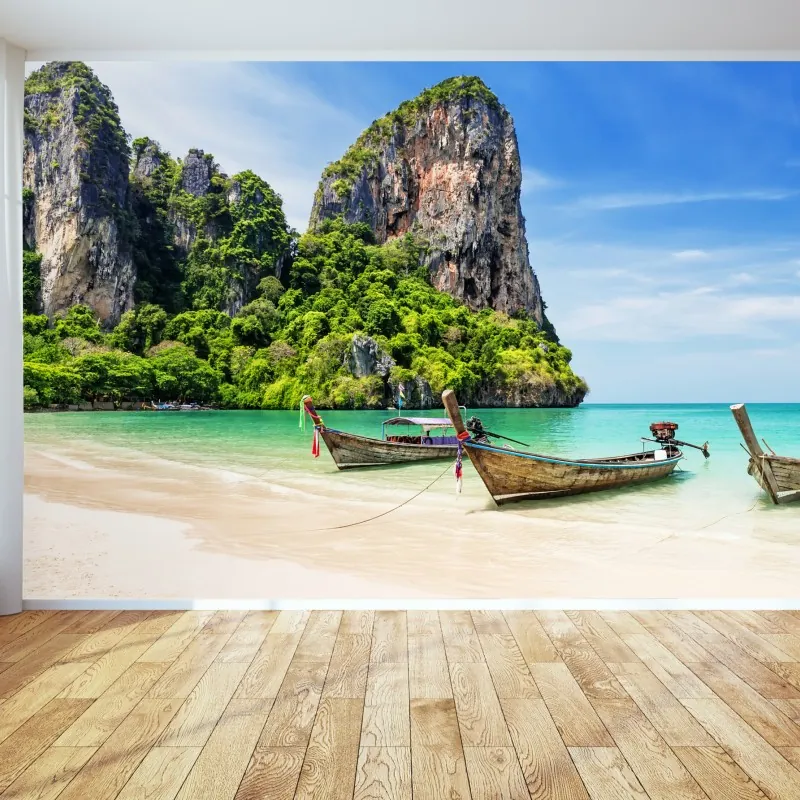 Fototapeta spokojne łodzie longtail na plaży Railay, Tajlandia – Wallissimo® Fototapeta spokojne łodzie longtail na plaży Railay, Tajlandia – Wallissimo®