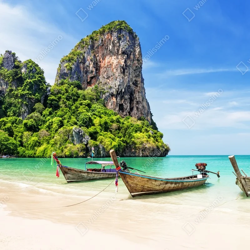 Fototapeta spokojne łodzie longtail na plaży Railay, Tajlandia – Wallissimo® Fototapeta spokojne łodzie longtail na plaży Railay, Tajlandia – Wallissimo®