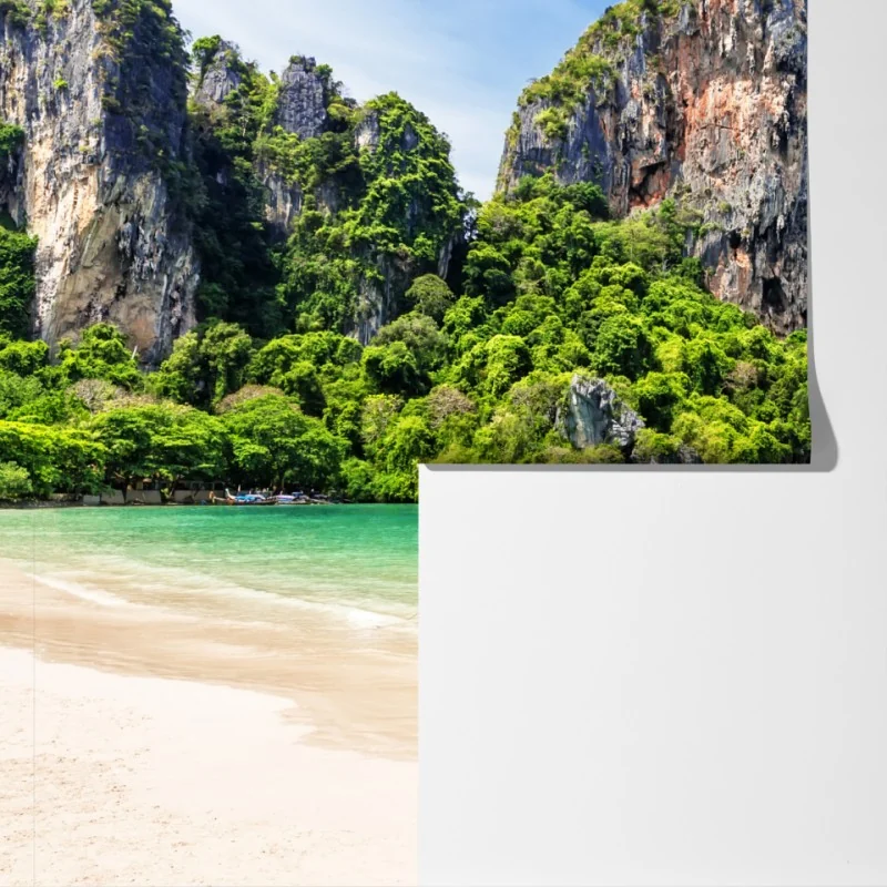 Fototapeta spokojne łodzie longtail na plaży Railay, Tajlandia – Wallissimo® Fototapeta spokojne łodzie longtail na plaży Railay, Tajlandia – Wallissimo®