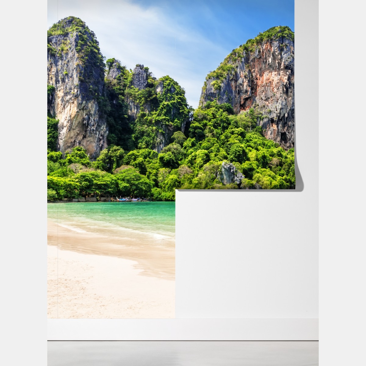Fototapeta spokojne łodzie longtail na plaży Railay, Tajlandia – Wallissimo® Fototapeta spokojne łodzie longtail na plaży Railay, Tajlandia – Wallissimo®