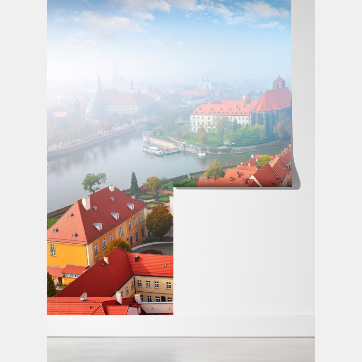 Fototapeta mglista panorama europejskiego miasta z czerwonymi dachami – Wallissimo® Fototapeta mglista panorama europejskiego miasta z czerwonymi dachami – Wallissimo®