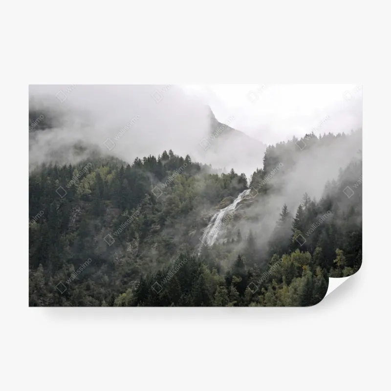 Fototapeta mglisty wodospad w górskim lesie
