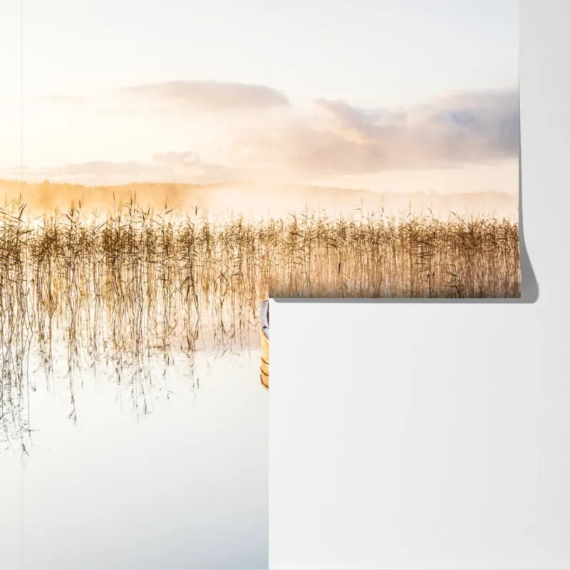 Fototapeta mglisty poranek nad jeziorem z czerwoną łódką – Wallissimo® Fototapeta mglisty poranek nad jeziorem z czerwoną łódką – Wallissimo®