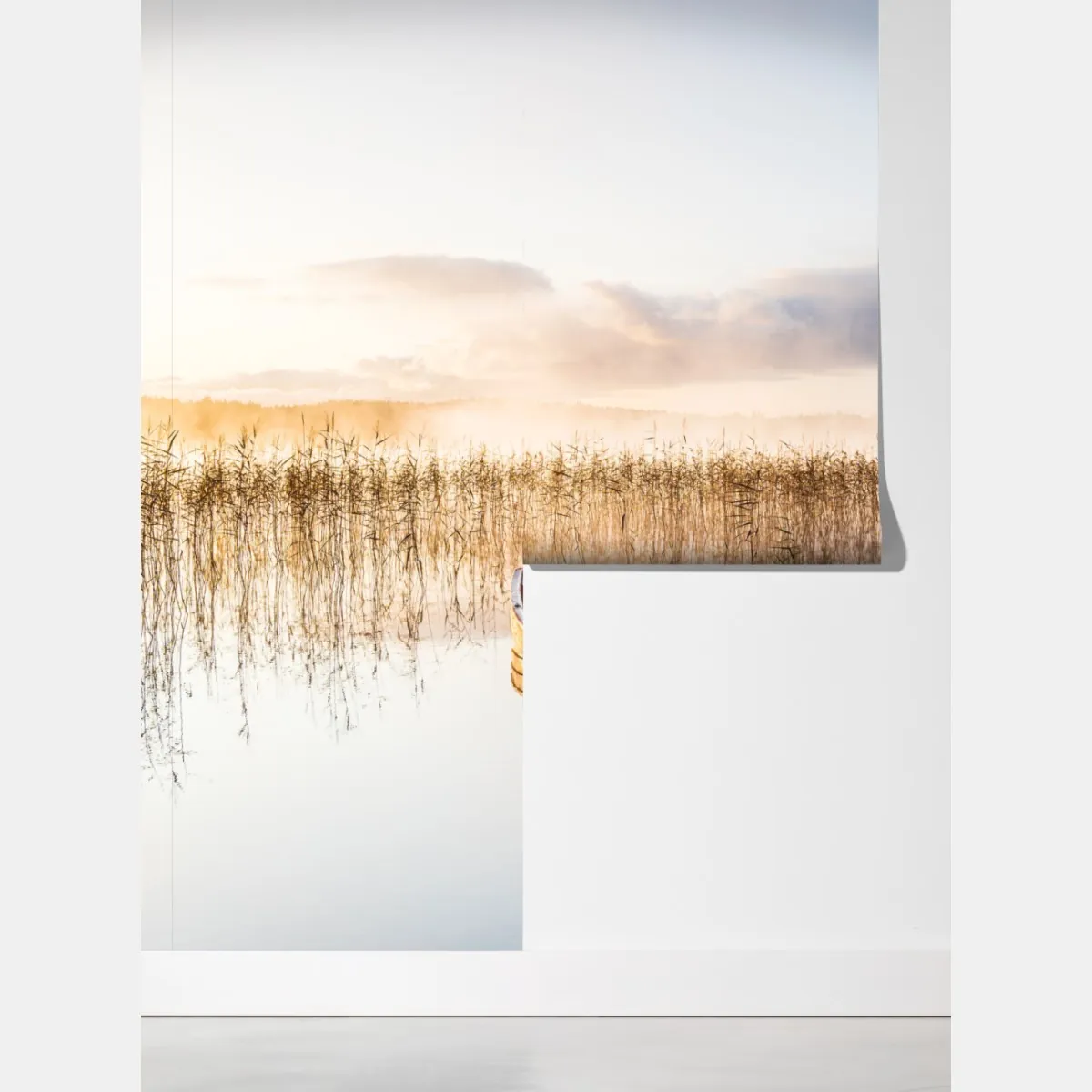 Fototapeta mglisty poranek nad jeziorem z czerwoną łódką – Wallissimo® Fototapeta mglisty poranek nad jeziorem z czerwoną łódką – Wallissimo®