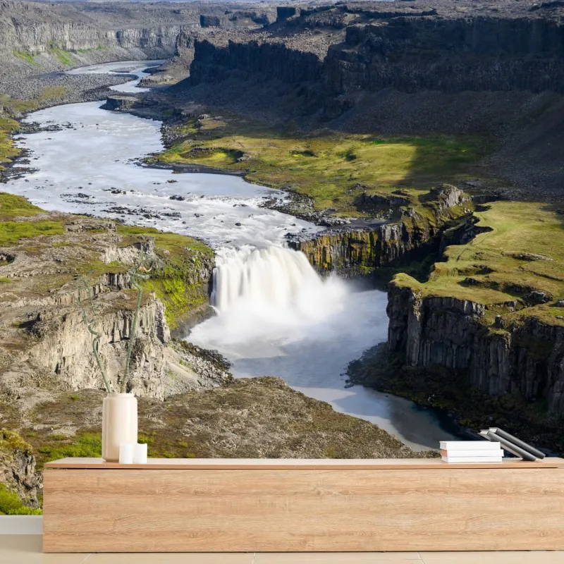 Fototapeta majestatyczny wodospad w islandzkim kanionie – Wallissimo® Fototapeta majestatyczny wodospad w islandzkim kanionie – Wallissimo®