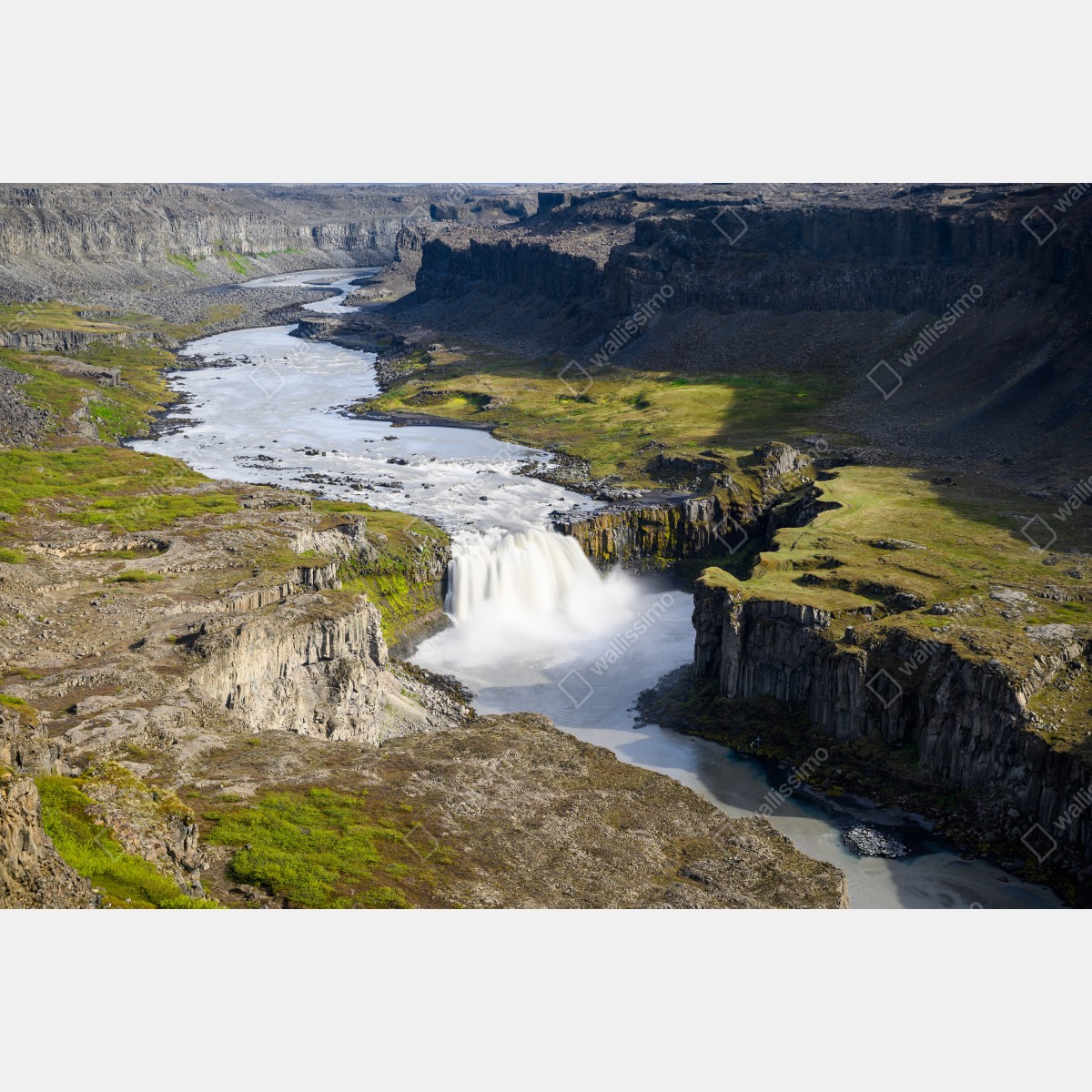 Fototapeta majestatyczny wodospad w islandzkim kanionie – Wallissimo® Fototapeta majestatyczny wodospad w islandzkim kanionie – Wallissimo®