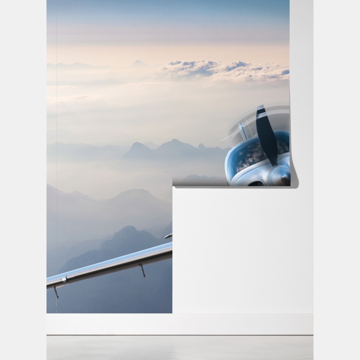 Fototapeta srebrny samolot śmigłowy nad mglistymi górami – Wallissimo® Fototapeta srebrny samolot śmigłowy nad mglistymi górami – Wallissimo®