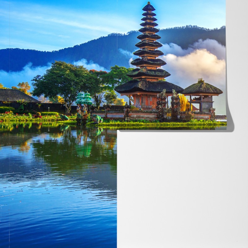 Fototapeta Pura Ulun Danu Bratan o wschodzie słońca – Wallissimo® Fototapeta Pura Ulun Danu Bratan o wschodzie słońca – Wallissimo®