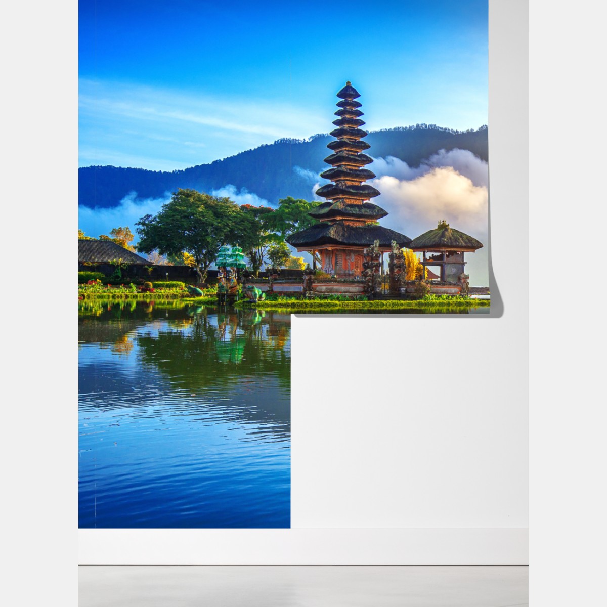 Fototapeta Pura Ulun Danu Bratan o wschodzie słońca – Wallissimo® Fototapeta Pura Ulun Danu Bratan o wschodzie słońca – Wallissimo®