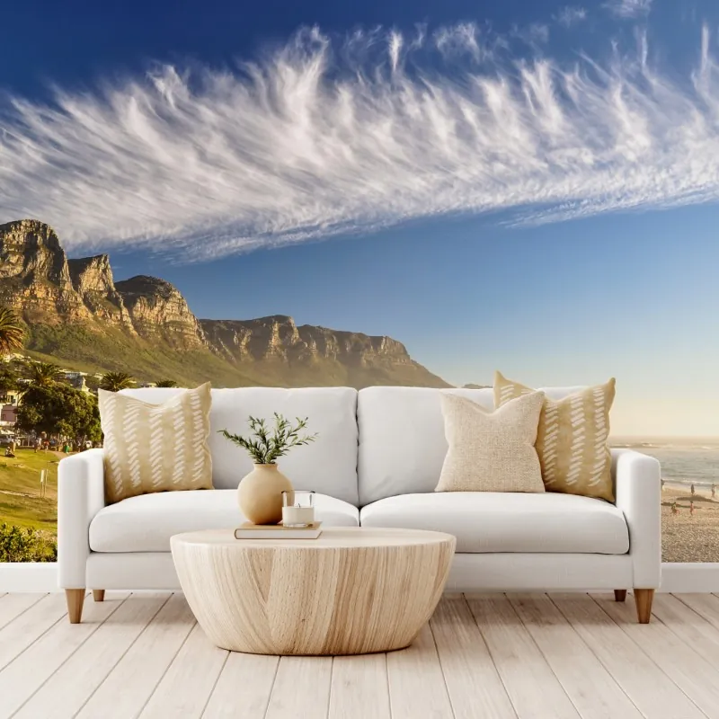 Fototapeta słoneczna plaża z górskim tłem