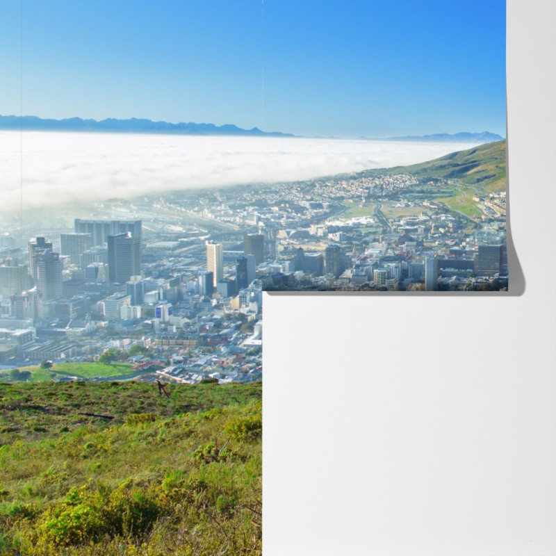 Fototapeta miejska panorama z górami i błękitnym niebem – Wallissimo® Fototapeta miejska panorama z górami i błękitnym niebem – Wallissimo®