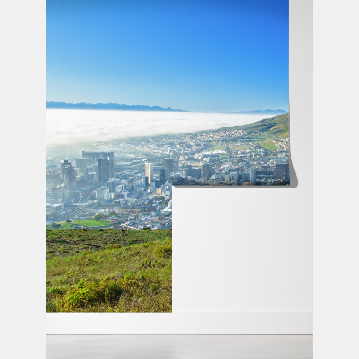 Fototapeta miejska panorama z górami i błękitnym niebem – Wallissimo® Fototapeta miejska panorama z górami i błękitnym niebem – Wallissimo®