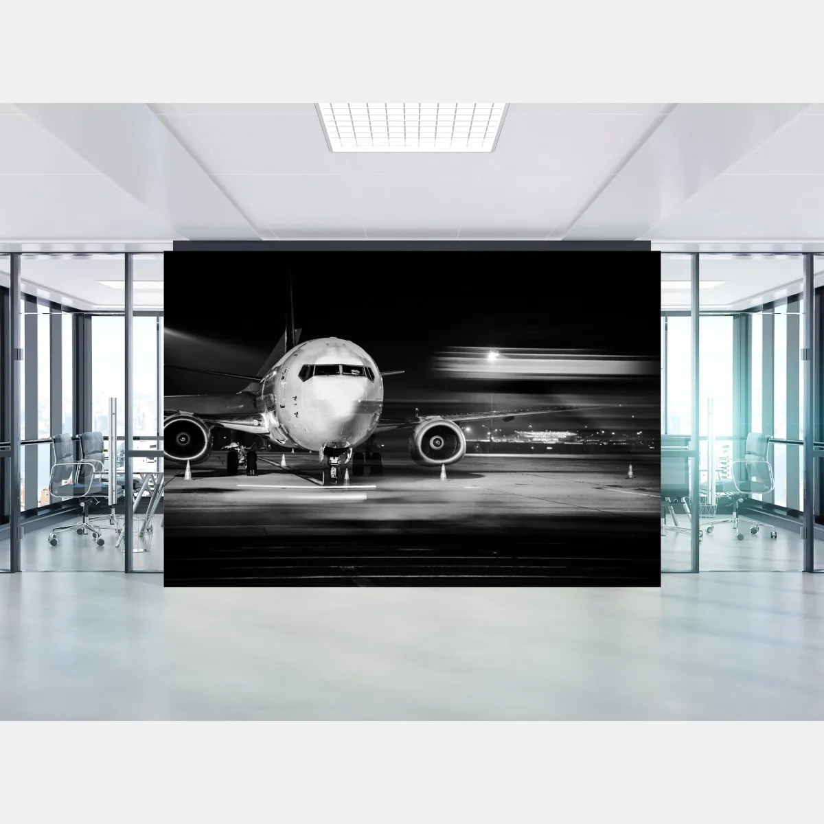 Fototapeta monochromatyczny odrzutowiec na płycie lotniska nocą – Wallissimo® Fototapeta monochromatyczny odrzutowiec na płycie lotniska nocą – Wallissimo®