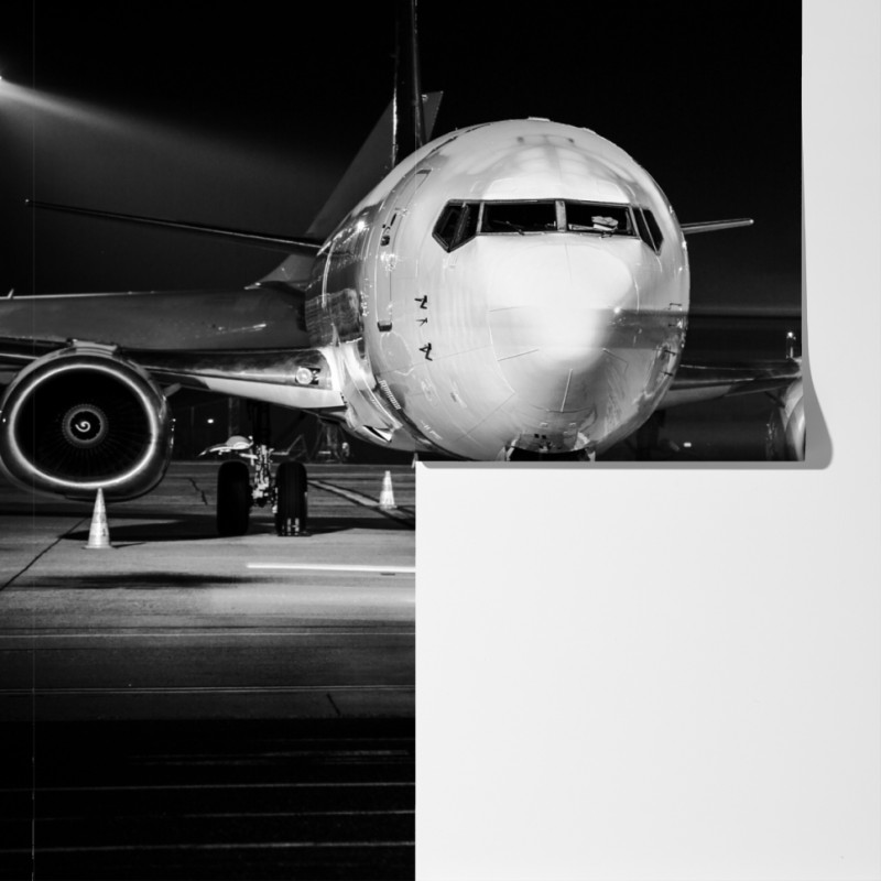 Fototapeta monochromatyczny odrzutowiec na płycie lotniska nocą – Wallissimo® Fototapeta monochromatyczny odrzutowiec na płycie lotniska nocą – Wallissimo®